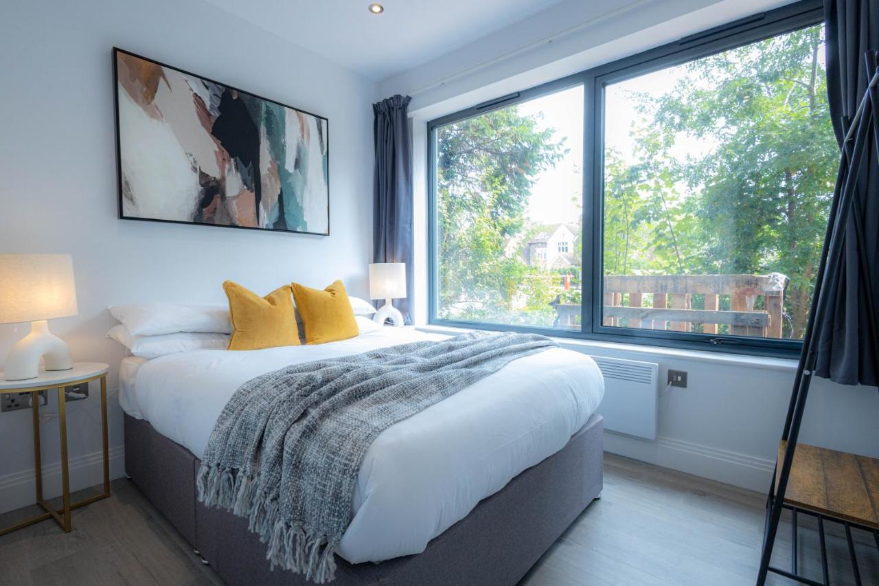 Stylish Apartments With Balcony For Upper Apartments & Free Parking In A Prime Location - Five Miles From Heathrow Airport Uxbridge Exterior foto